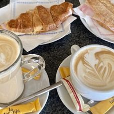 Croissant a la plancha con dos cafés con leche
