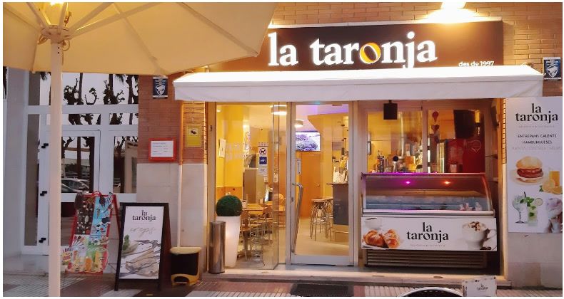 Fachada de La Taronja 2 con el rótulo, la vitrina de helados y el toldo