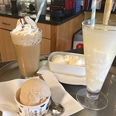 Frappé con nata, horchata y una tarrina de helado en la barra